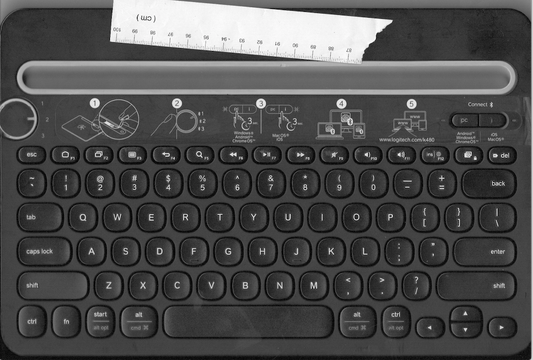 扫描的 K80 Logitech 键盘，带标尺