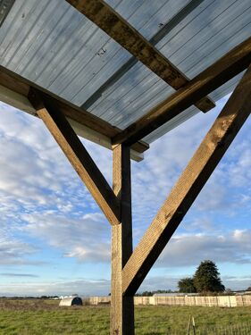 roof/post supports