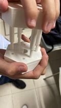 Proceso de ensamblaje, colocación de pieza inferior dentro de huecos de la pieza superior