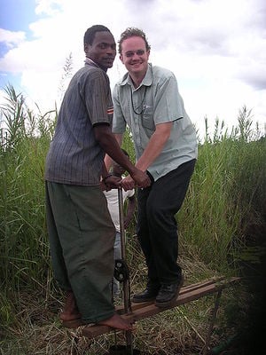 Treadle pump malawi.jpg