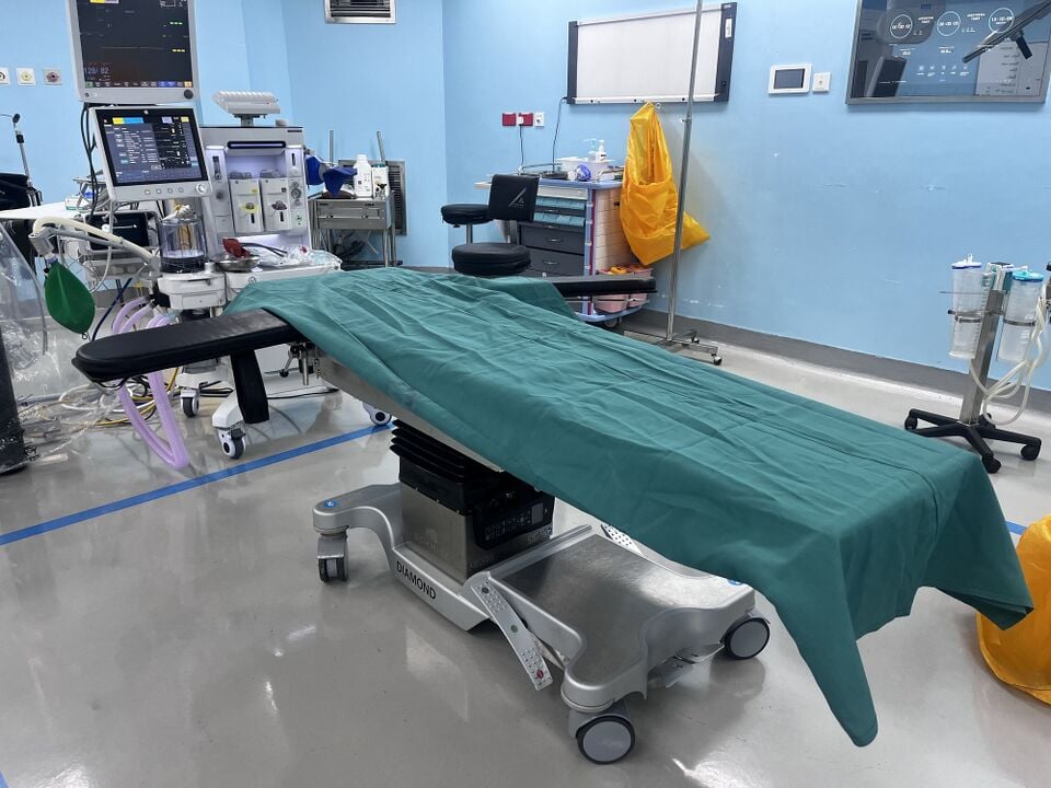File:Anesthesia equipment 1.jpg