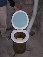 Assento do vaso sanitário de composição da Armênia.jpg