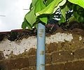 imagen 1o: tubo de la chimenea en su lugar y sombrero encima para prevenir que el agua de lluvia entre en el tubo