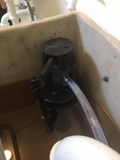 Figura 4: Tubo de vinilo conectado al tubo de llenado de rebosadero en el tanque del inodoro.