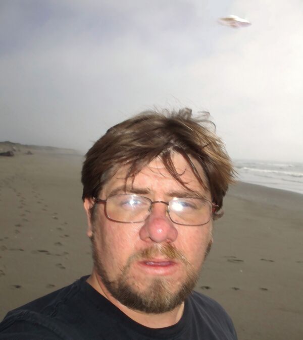 File:Ufo@the beach2.jpg