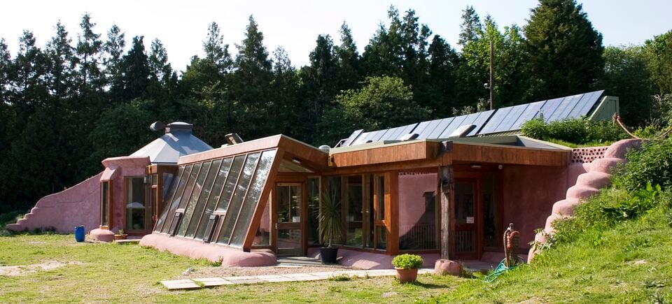 File:Earthship Brighton Front.jpg