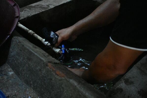 First, the cloth handkerchief is attached to the tap (TECHO El Salvador, 2021)