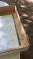 Przekłuj jeden z dłuższych boków pokrywki ołówkiem.