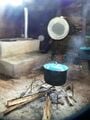 imagen1: Fogón en uso, mientras la estufa mejorada no se utiliza. Esta situación pudo haber sido causada gracias a preferencias personales de la cocinera, por tradición o por sabor, o quizá porque a las cocineras de la casa nos les gustó o no supieron como cocinar en la estufa Lorena