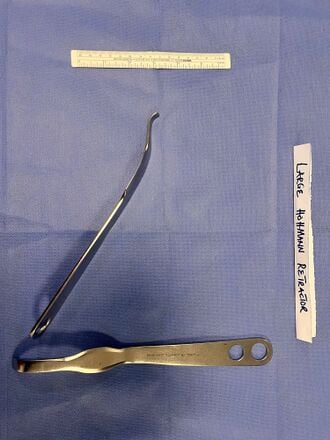 Large Hohmann retractor, first view