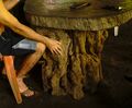 Esta mesa rústica fue construida por el fundador de Mizata Green a base de un tronco seco que encontró mientras caminaba en la playa.