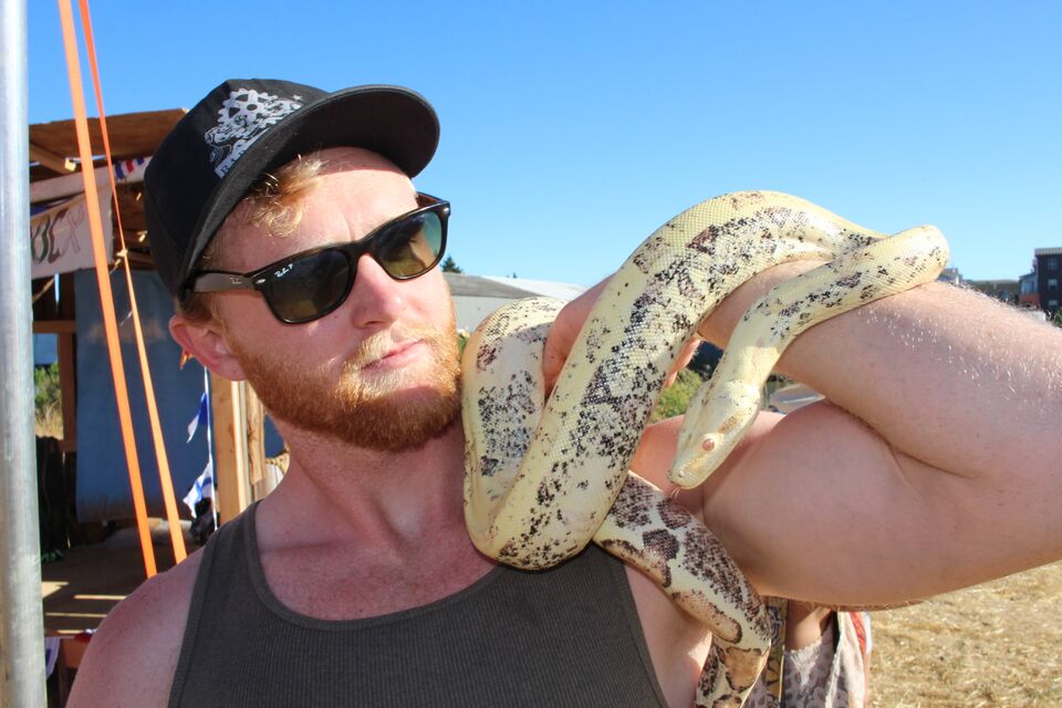 File:Aren with Snake.jpg