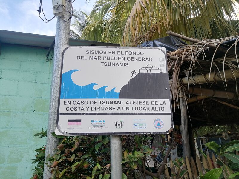 File:Rotulo de advertencia por tsunami comunidad Bocana de San Diego.jpg