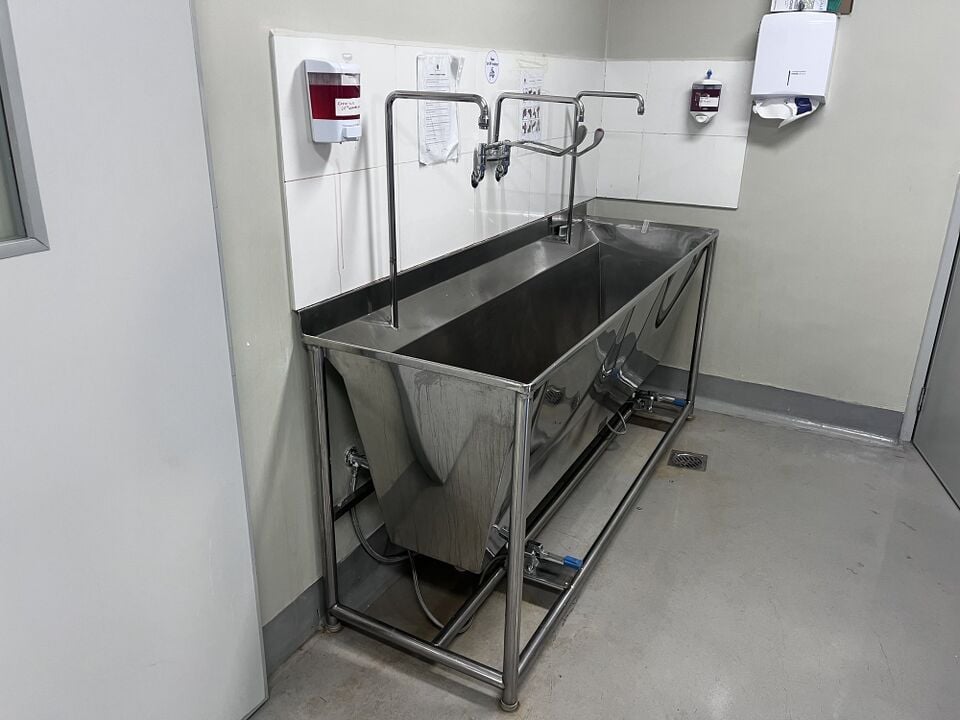 Scrub sink, view 5