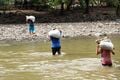 Después del paso sucesivo de dos tormentas tropicales en 2021 en El Salvador, más de 30 mil familias fueron afectadas. Con apoyo de CRS y USAID recibieron ayuda para la reconstrucción de sus hogares. En la foto miembros de la comunidad contratados para responder a la emergencia transportan materiales de construcción en una zona afectada.
