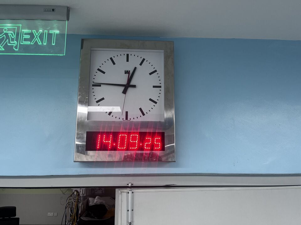 File:Wall clock 1.jpg