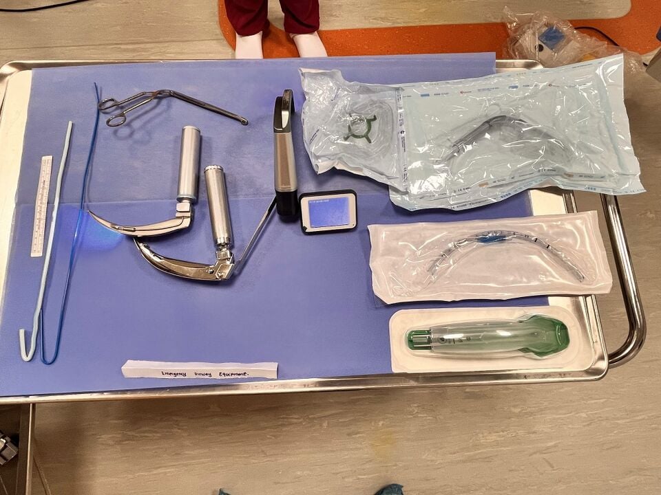 File:Emergency airway equipment 1.jpg