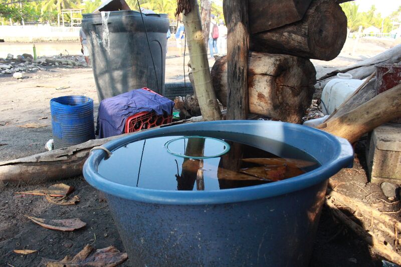 File:Almacenaje de agua comunidadEl Majahual.jpg