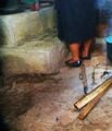 imagen 1e: Las estufas mejoradas tienen los comales a la altura de la cadera de la cocinera, para de esta manera reducir los problemas de dolor de espalda y rodillas que son causados por cocinar en el fogón que está en el suelo
