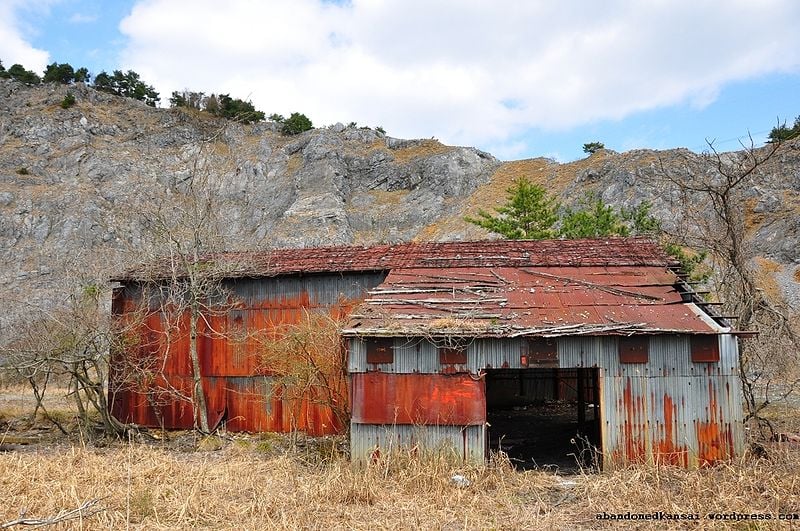 File:The-metal-shack-in-the-stone-pit.jpg